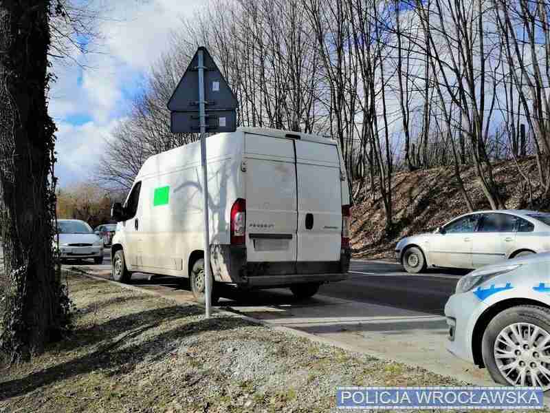 Wrocław: Atak na kuriera. Sprawcy ukradli samochód i 60 paczek