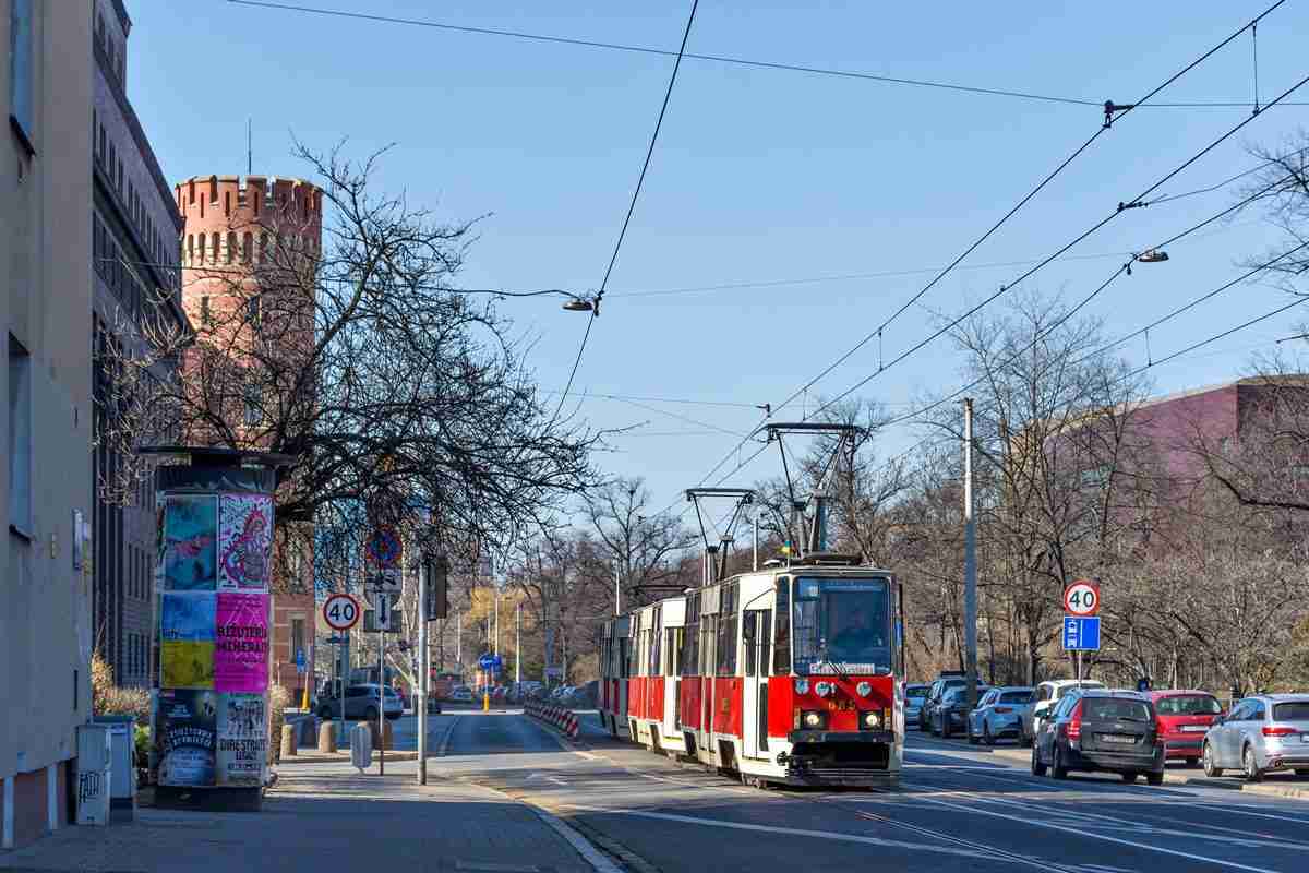 Trójwagonowy tramwaj wrócił na wrocławskie tory po 25 latach [ZDJĘCIA]