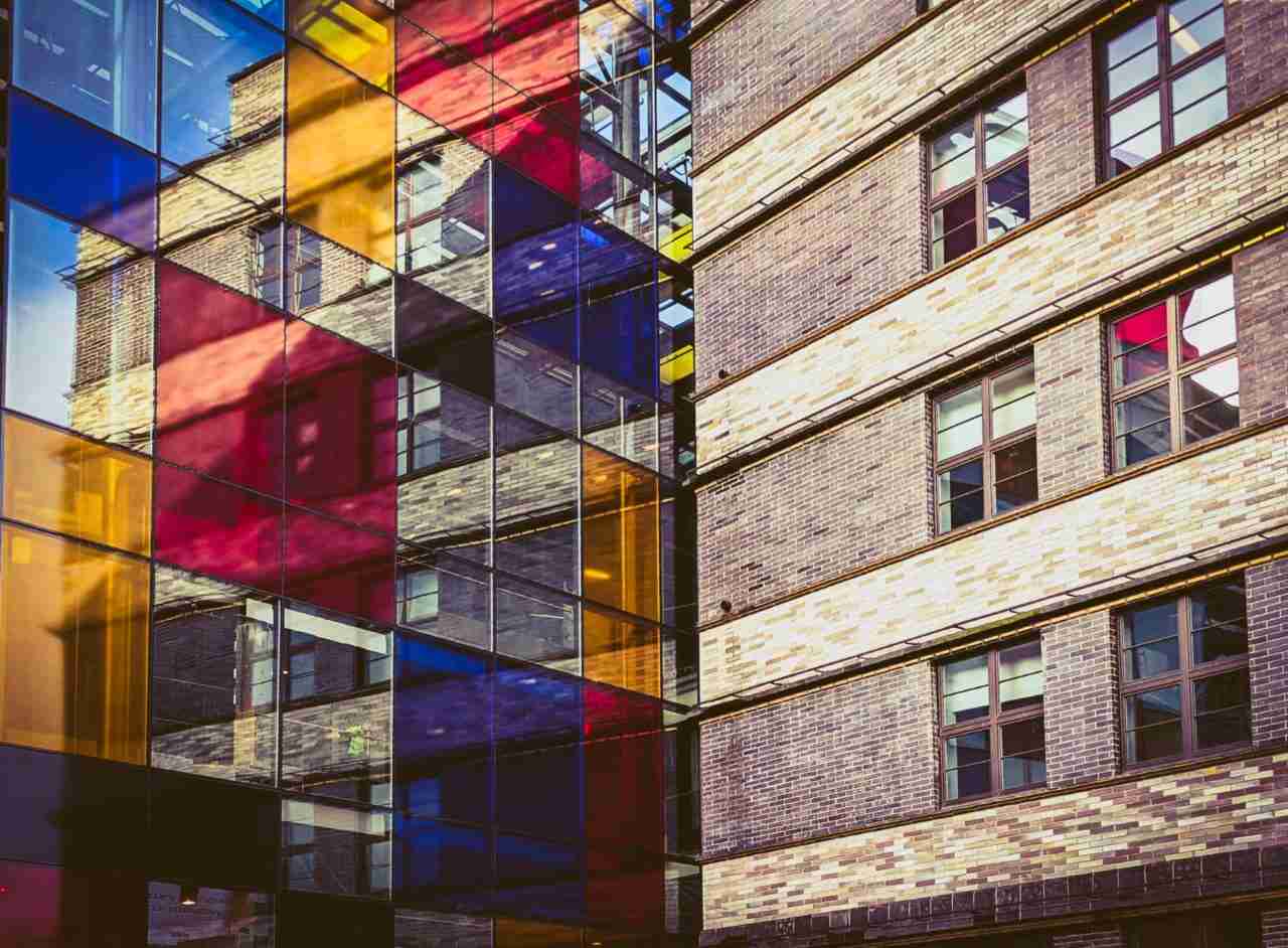 Stoi w korkach i robi zdjęcia Wrocławia