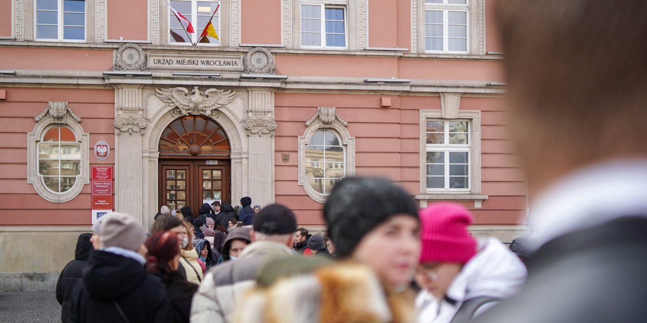 Tłumy pod wrocławskimi urzędami. Uchodźcy składają wnioski o polski PESEL [ZDJĘCIA]