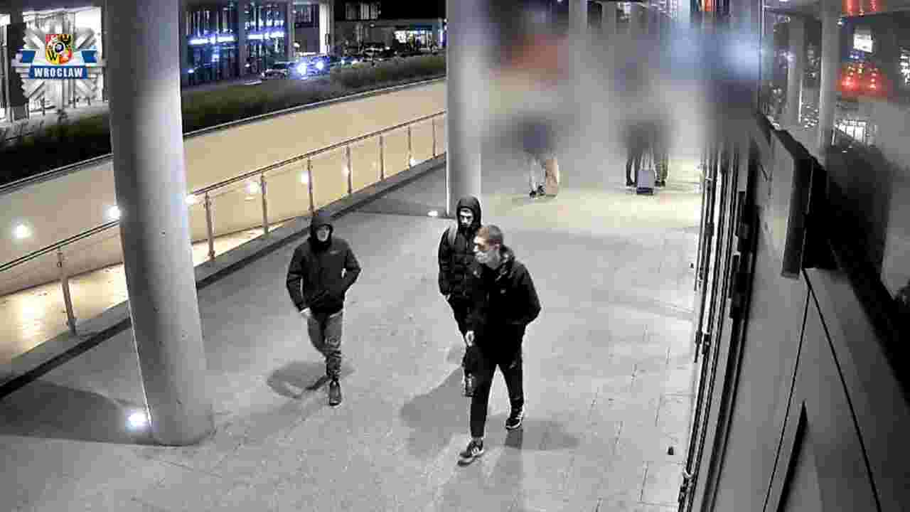 Brutalny rozbój przy Wroclavii. Policja szuka trzech mężczyzn [WIDEO]