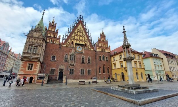 Wrocław: Miasto wyłączy iluminację Ratusza i Stadionu. Dlaczego?
