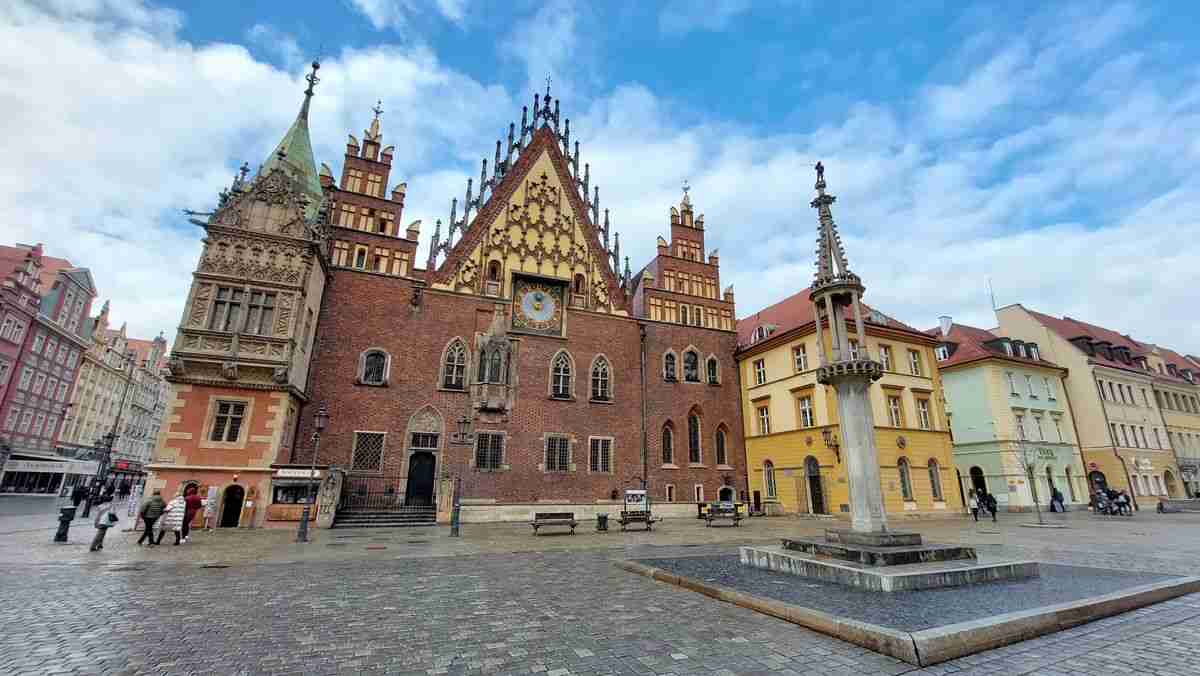 Wrocław: Miasto wyłączy iluminację Ratusza i Stadionu. Dlaczego?