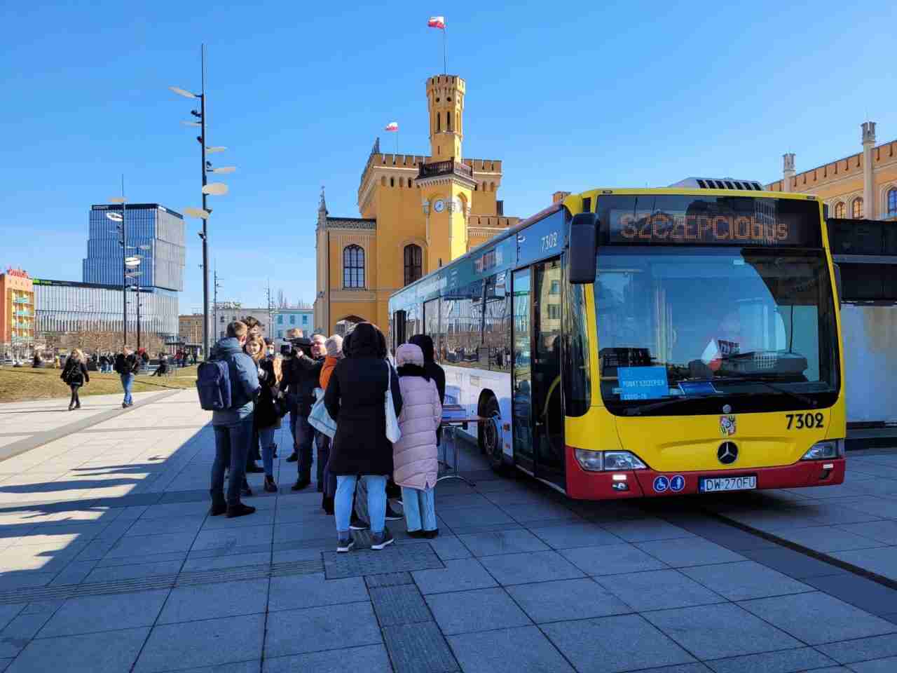 SZCZEPCIObus dla uchodźców. Tu w weekend stanie mobilny punkt szczepień [LISTA MIEJSC]