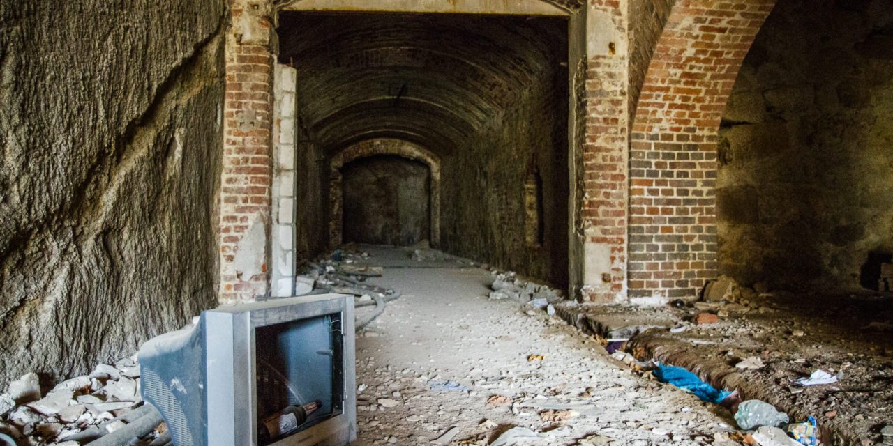 Fotograf zaprasza na wycieczkę po opuszczonych budynkach